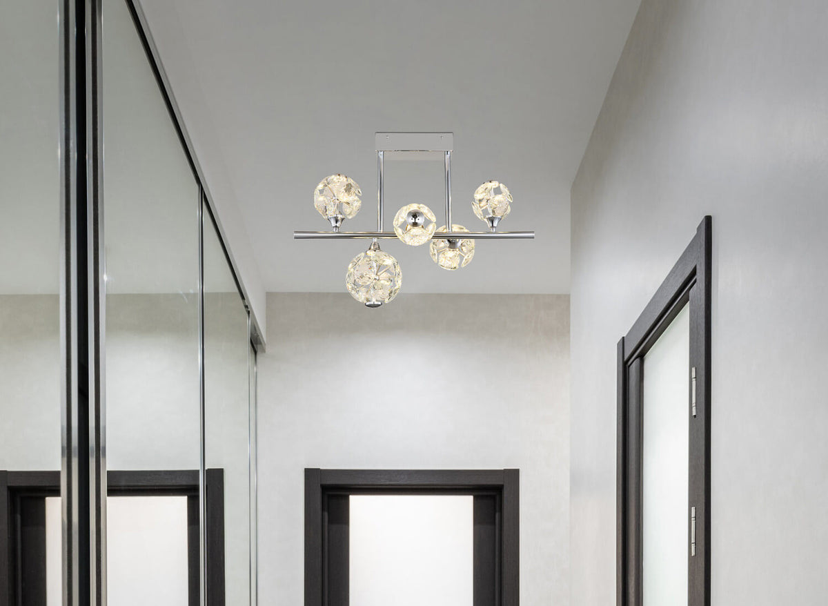 Mise en ambiance du plafonnier installé au plafond d'un couloir contemporain