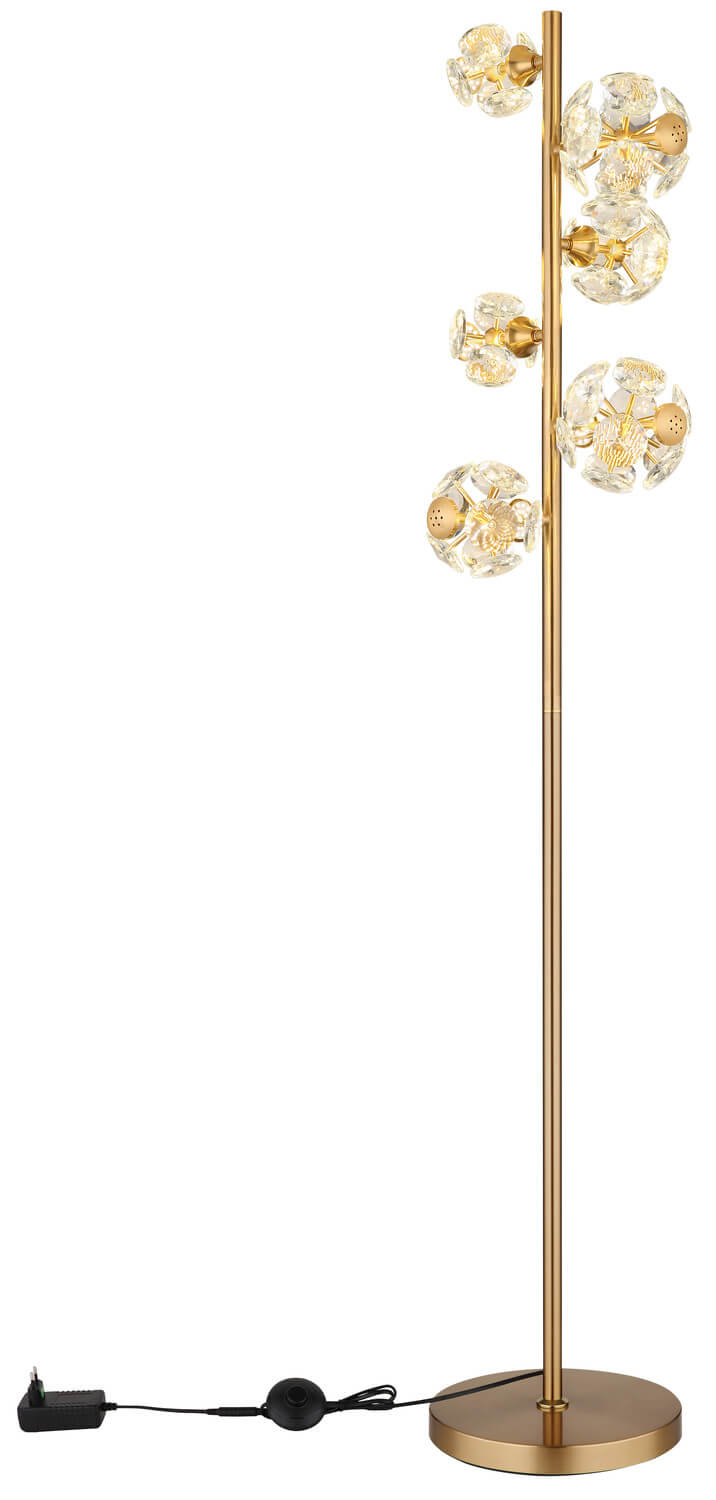 Lampadaire doré avec câble et prise visibles au sol, sur fond blanc, vue d'ensemble.