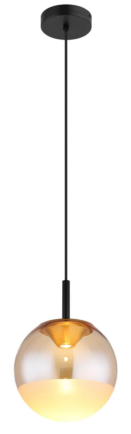 Luminaire suspendu entier présenté sur fond blanc, globe sphérique en verre ambré