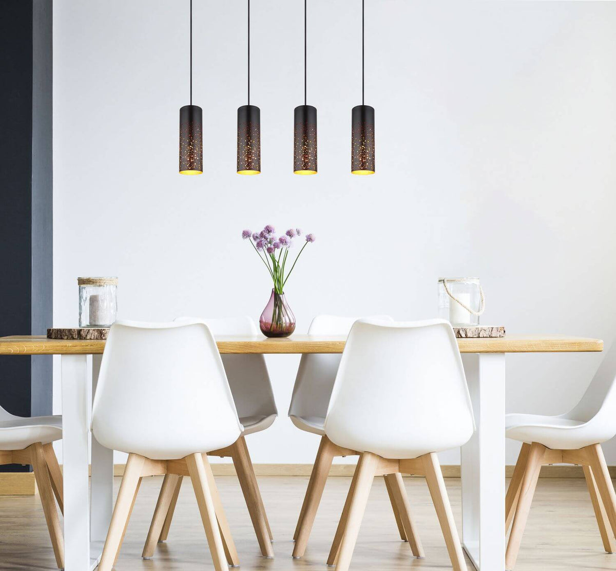 Mise en ambiance au-dessus d'une table à manger, quatre suspensions alignées devant chaises blanches