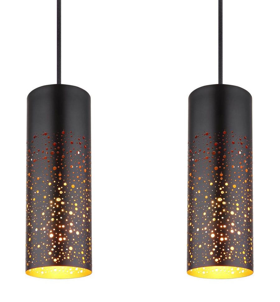 Détail rapproché de deux abat-jours percés, motif étoilé et lumière dorée intérieure