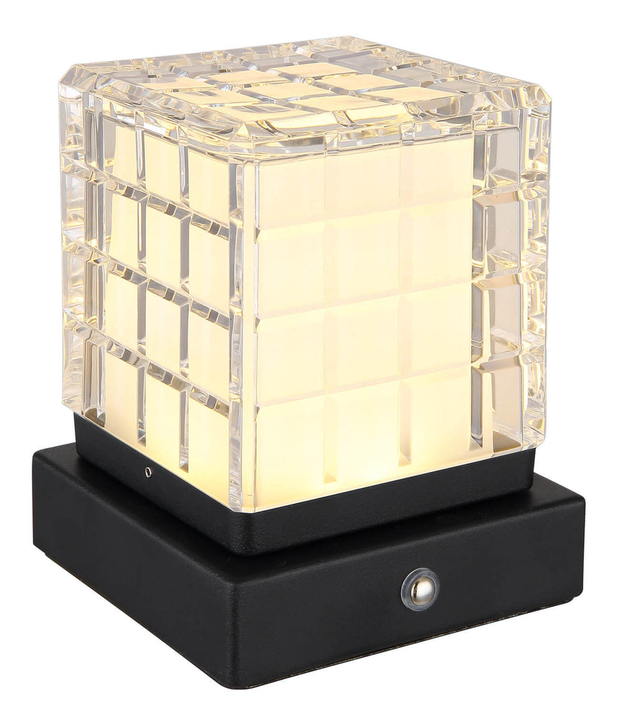 Lampe allumée diffusant une lumière chaude ambrée à travers le verre.