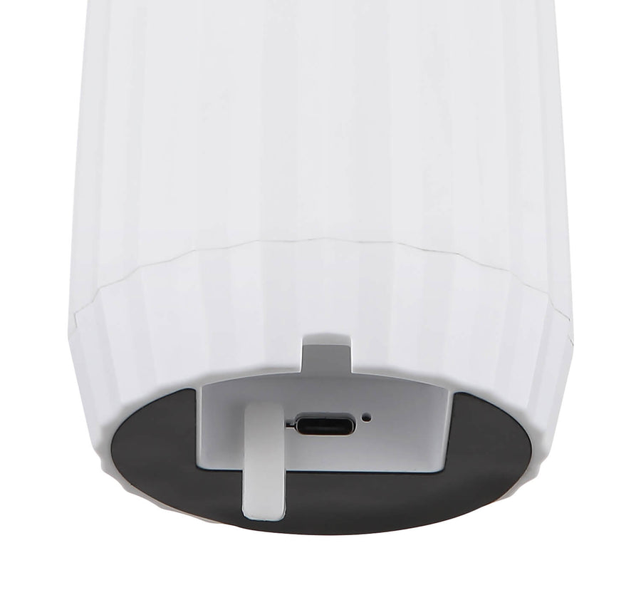 Détail du dessous de la lampe montrant le port USB-C et la trappe de recharge