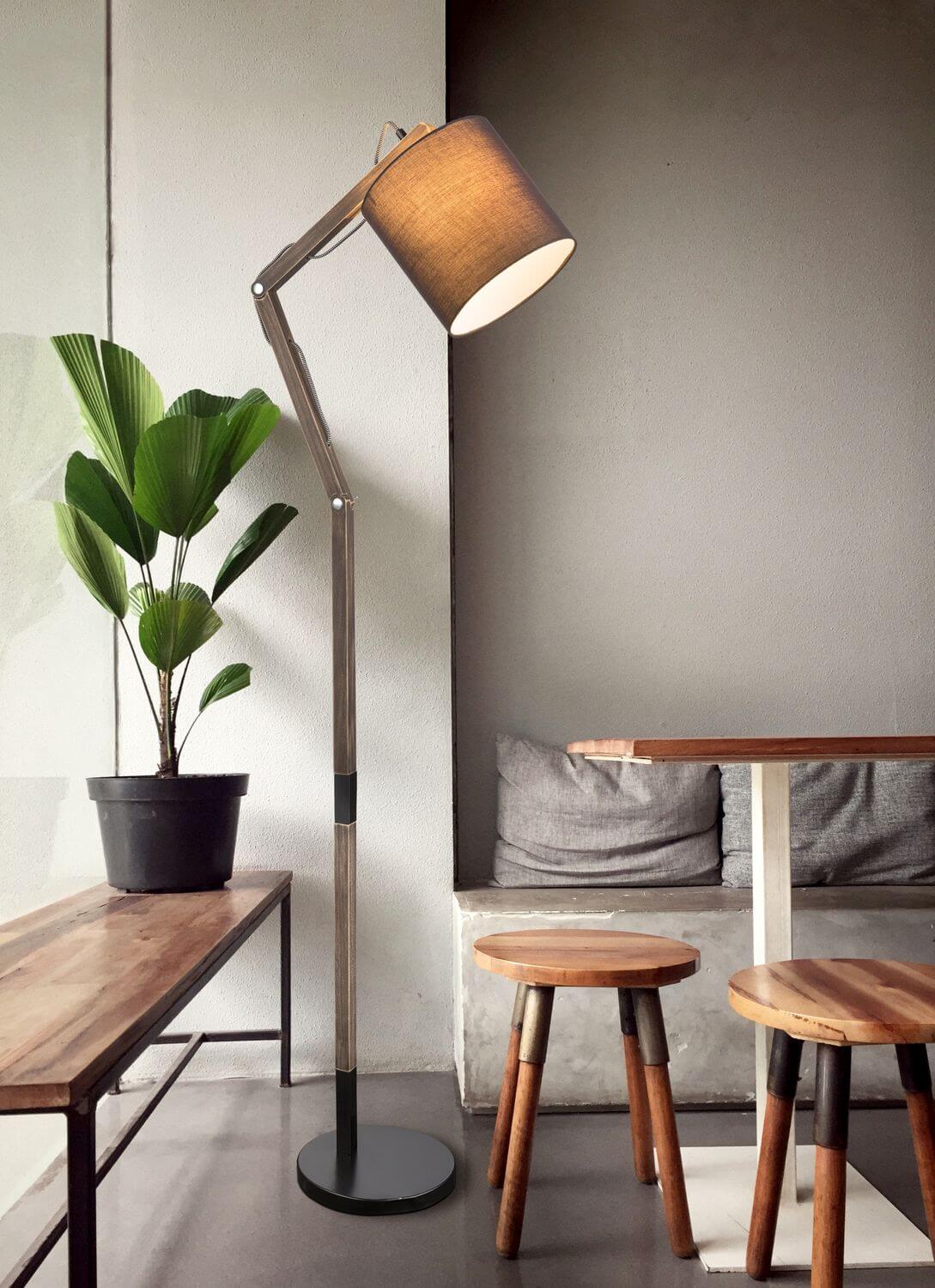 Mise en ambiance du lampadaire près d'un banc en bois et d'une plante verte