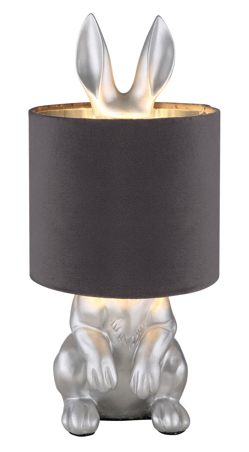 Vue de face de la lampe lapin argentée, abat-jour gris et lumière allumée