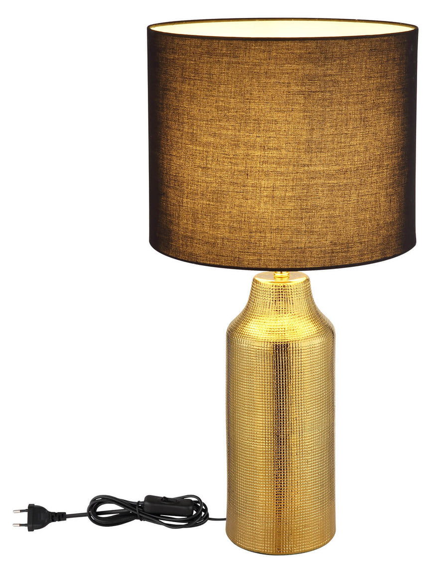 Lampe à poser dorée vue de face avec cordon d'alimentation et fiche électrique.