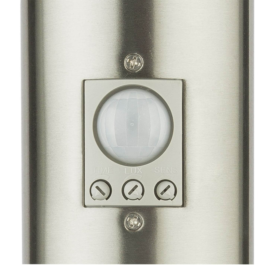 Gros plan sur le détecteur de mouvement et les réglages TIME LUX SENS du luminaire.