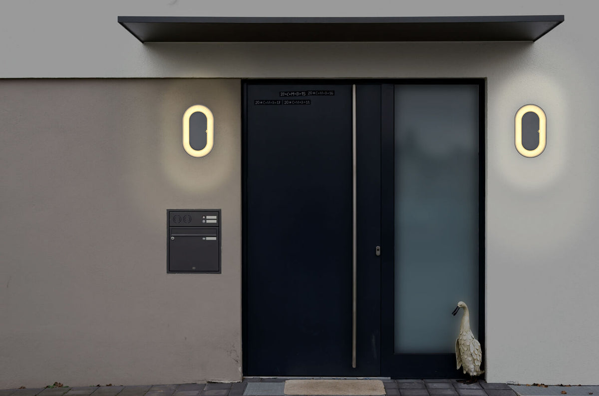 Mise en ambiance extérieure, deux appliques murales encadrant une porte.
