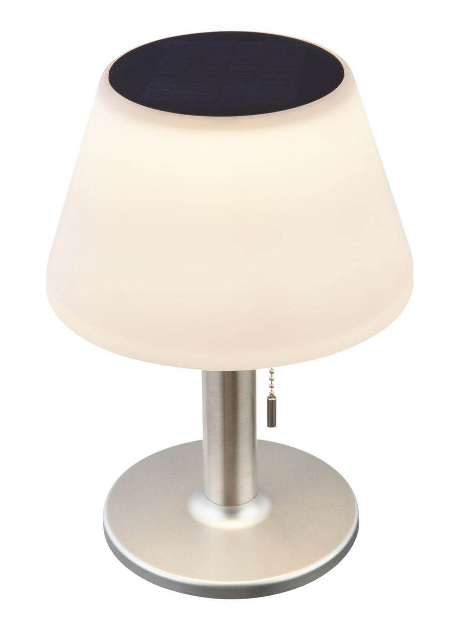 Vue rapprochée du luminaire montrant l'abat-jour blanc et la chaînette métallique