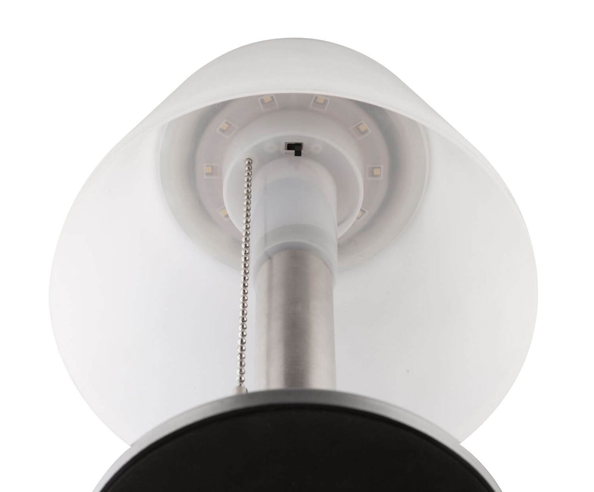 Détail du dessous : module LED circulaire, tige inox et chaînette de commande