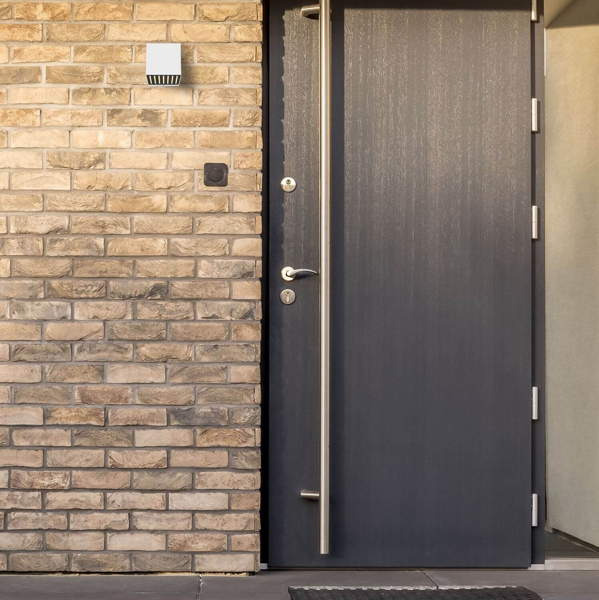 Mise en ambiance du modèle blanc installé en hauteur sur un mur de briques
