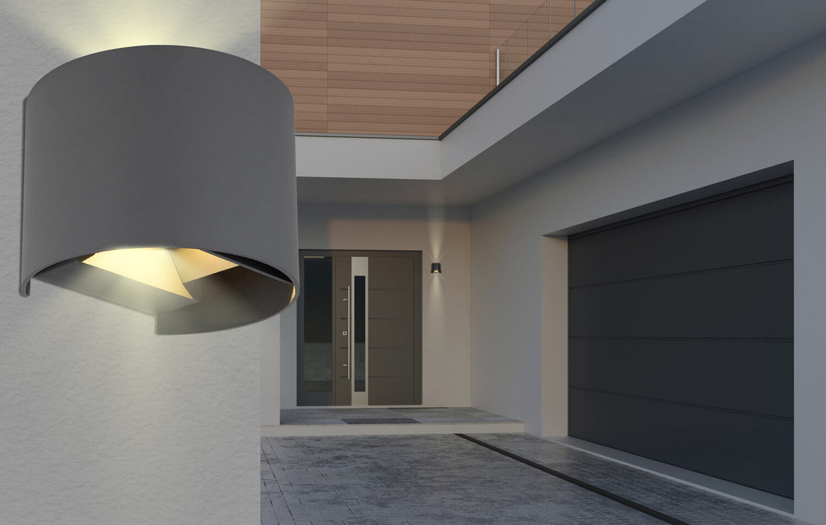 Mise en ambiance sur façade moderne, éclairant l'entrée et le mur extérieur