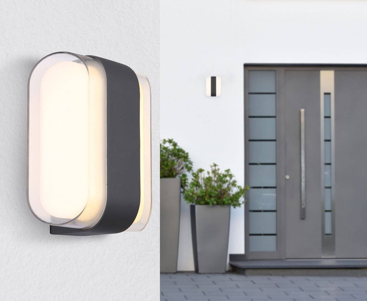 Mise en ambiance extérieure sur mur blanc près d'une porte et de plantes.