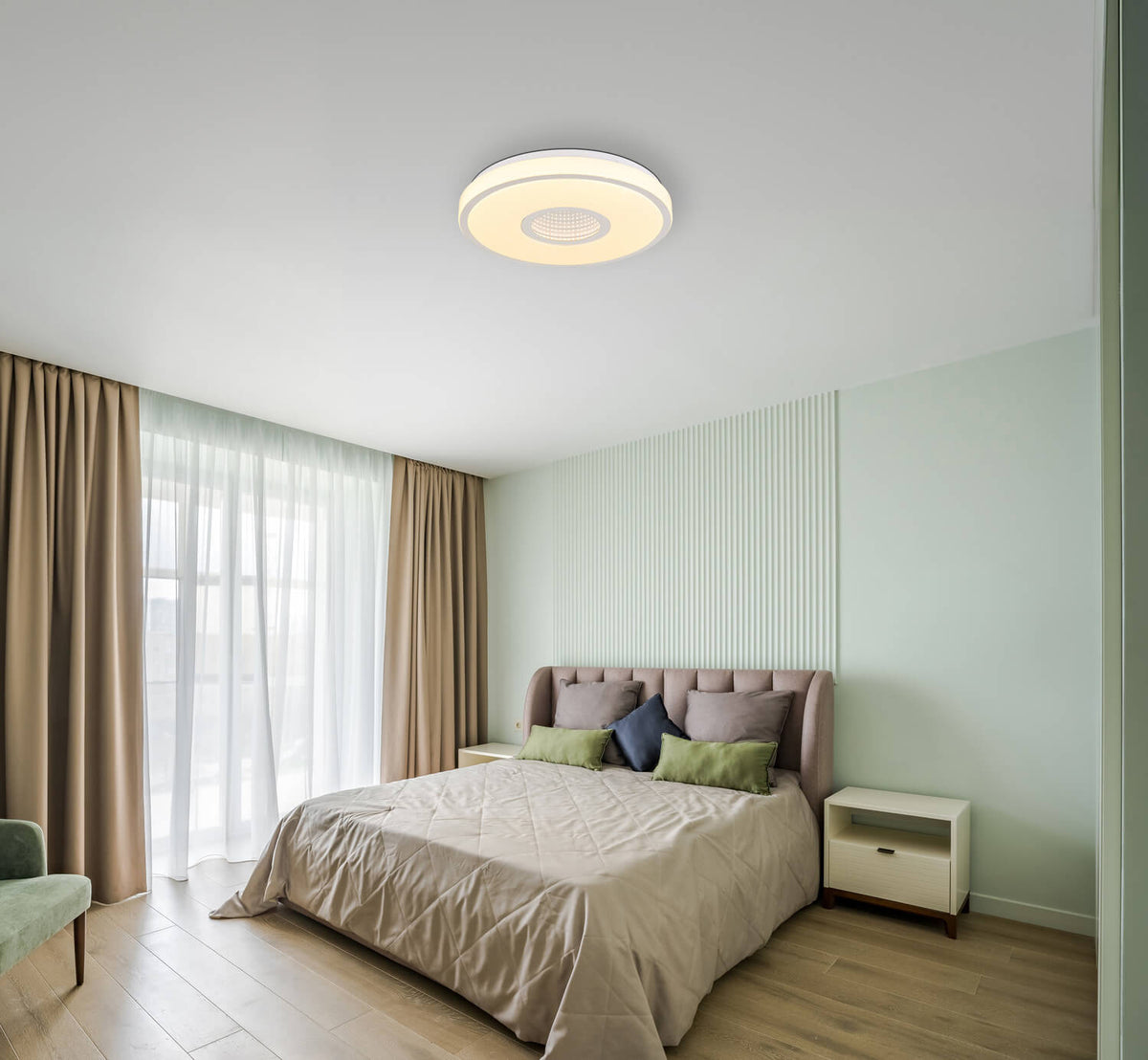 Mise en ambiance dans une chambre moderne, plafonnier allumé au-dessus du lit