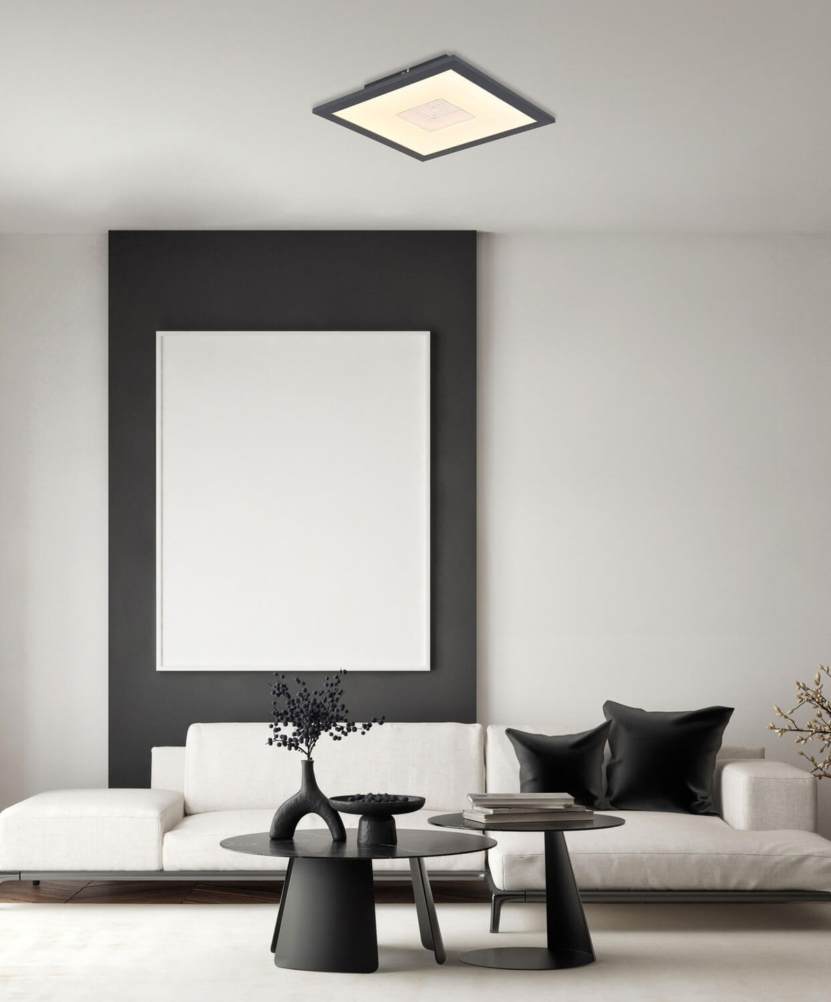 Mise en ambiance salon moderne, plafonnier carré fixé au plafond au-dessus du canapé