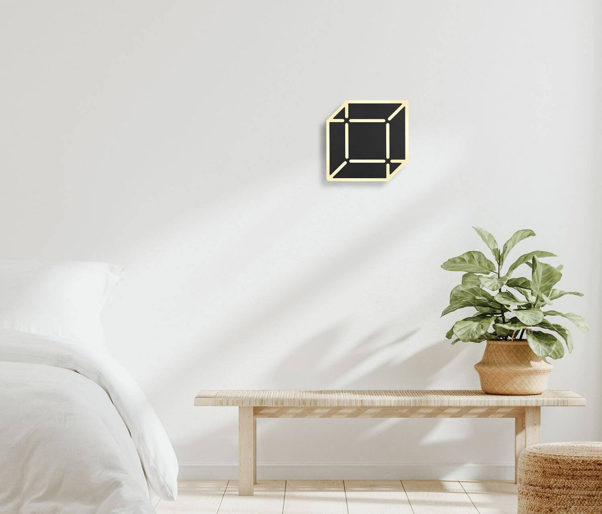 Mise en ambiance d'une applique murale noire fixée sur un mur blanc.