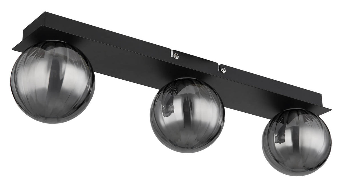 Vue du plafonnier éteint, globes en verre fumé et base noire rectangulaire.