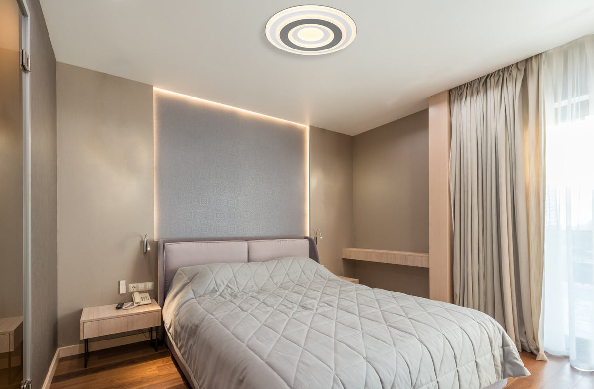 Mise en ambiance du plafonnier fixé au plafond d'une chambre grise