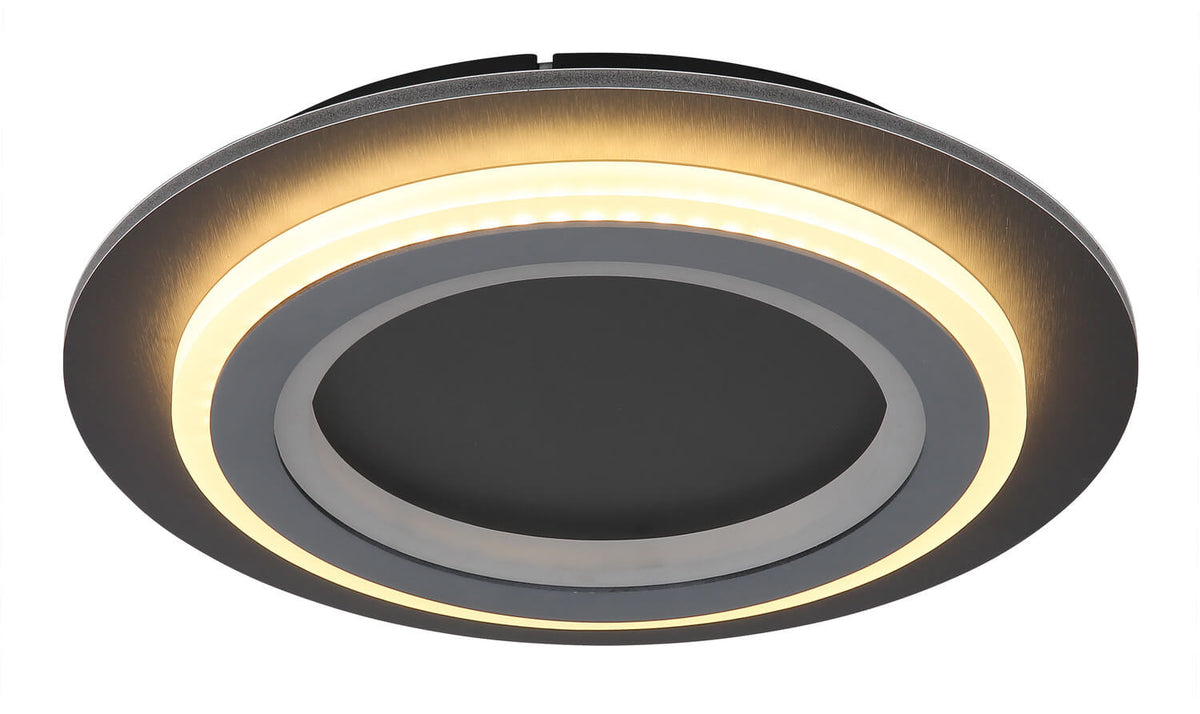 Gros plan du plafonnier allumé avec une lumière chaude et diffuse.