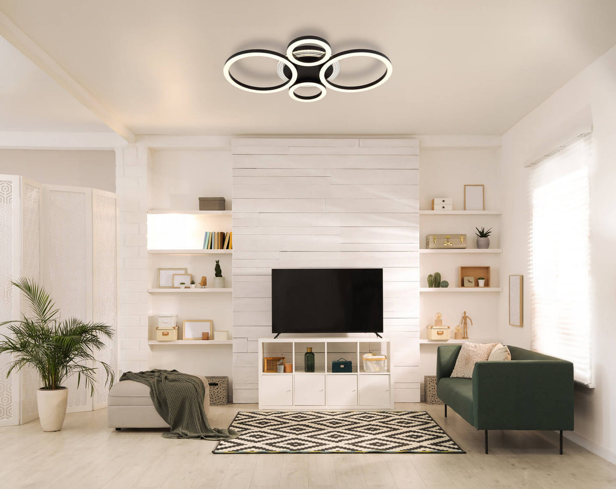 Mise en ambiance dans un salon blanc, plafonnier fixé au plafond allumé.