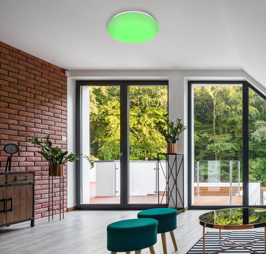 Plafonnier rond allumé en vert, installé au plafond d'un salon moderne
