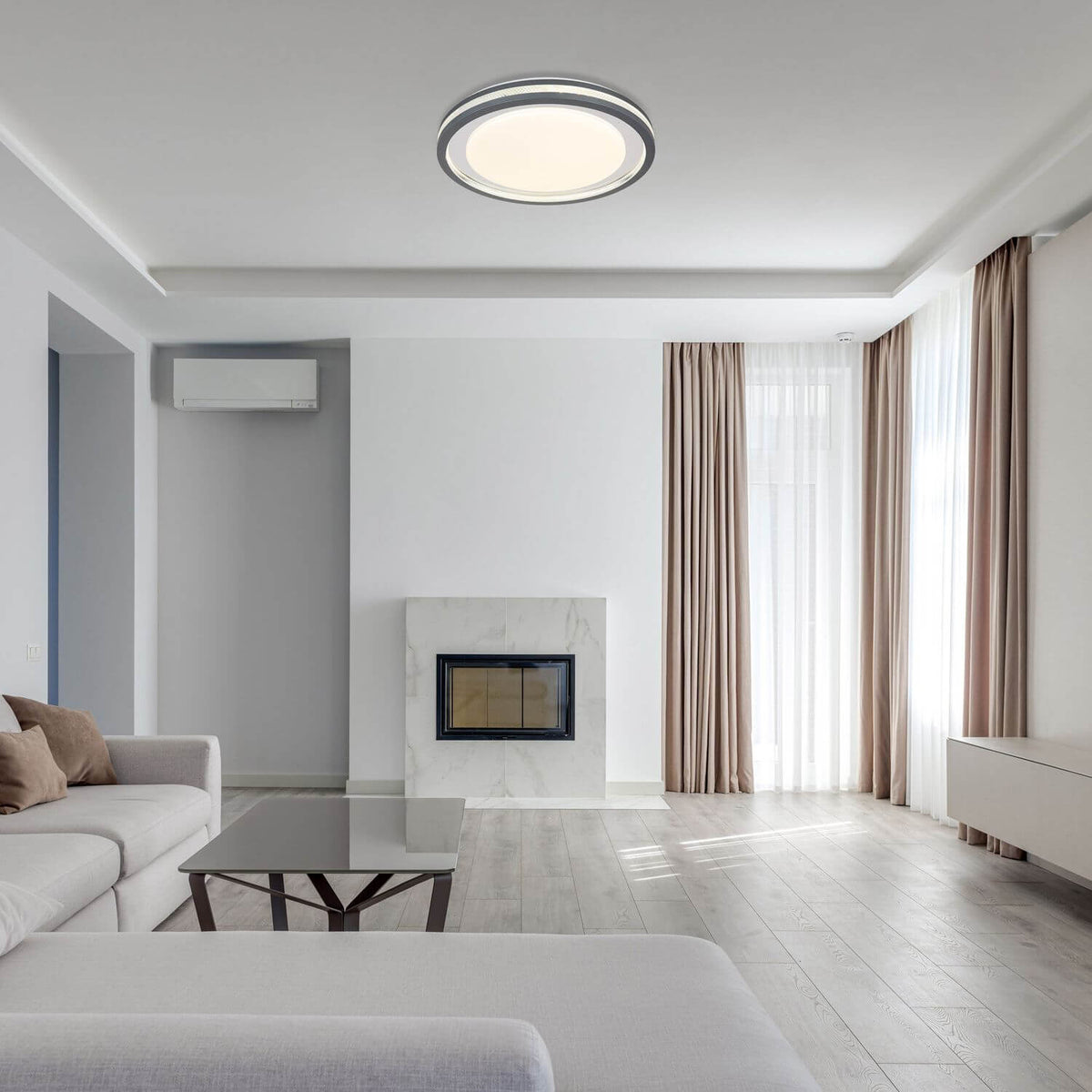 Mise en ambiance du plafonnier allumé au plafond d'un salon clair