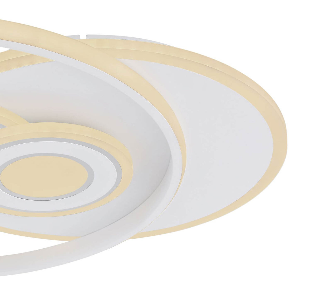 Détail de la finition dorée et des anneaux superposés du luminaire