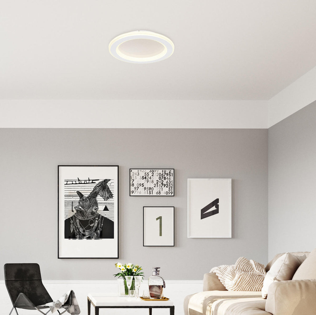 Mise en ambiance dans un salon gris clair, plafonnier éclairé fixé au plafond.