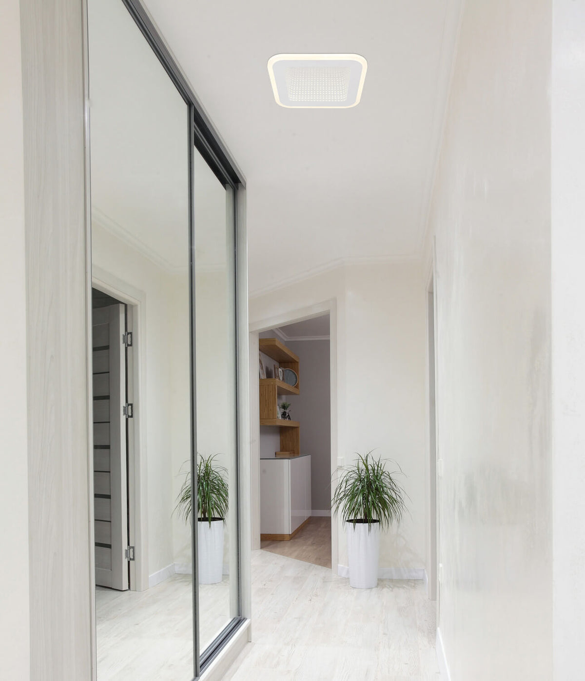 Mise en ambiance du plafonnier installé au plafond d'un couloir blanc et lumineux