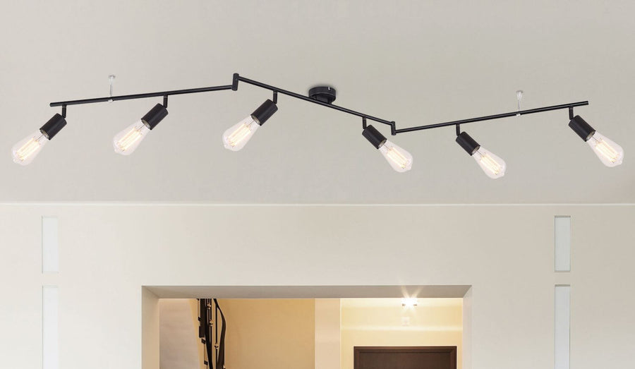 Second plan large du luminaire plafond en métal noir avec ampoules allumées