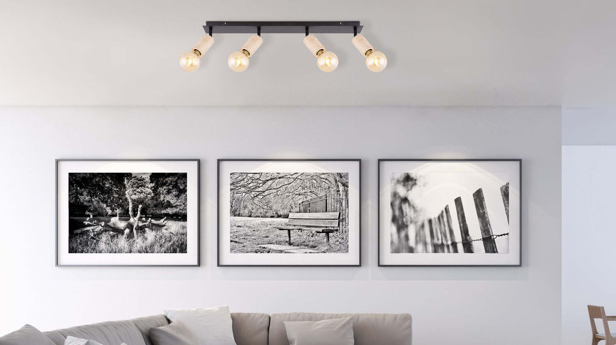 Mise en ambiance du luminaire fixé au plafond devant trois cadres noirs