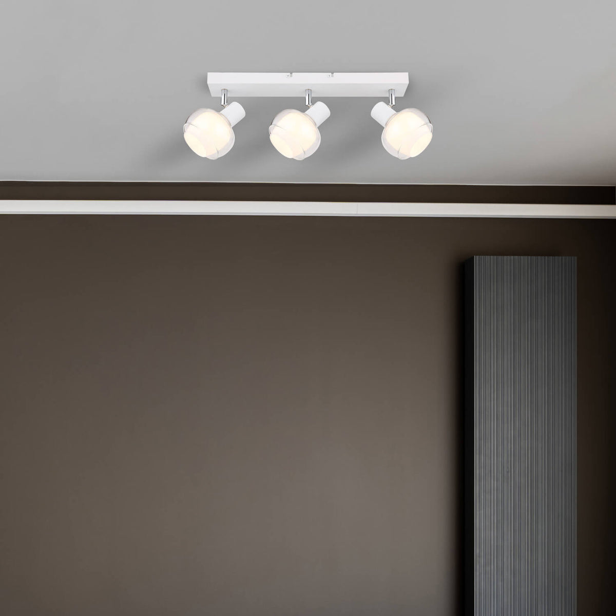 Mise en ambiance au plafond dans une pièce au mur gris.