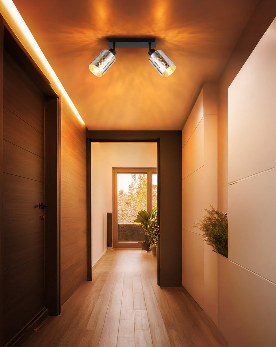 Couloir en bois chaleureux éclairé par le spot fixé au plafond