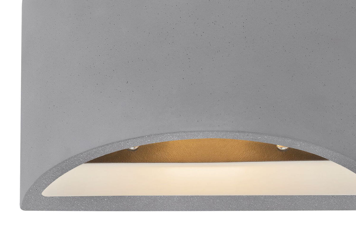Détail de la finition béton gris et de l'intérieur doré éclairé