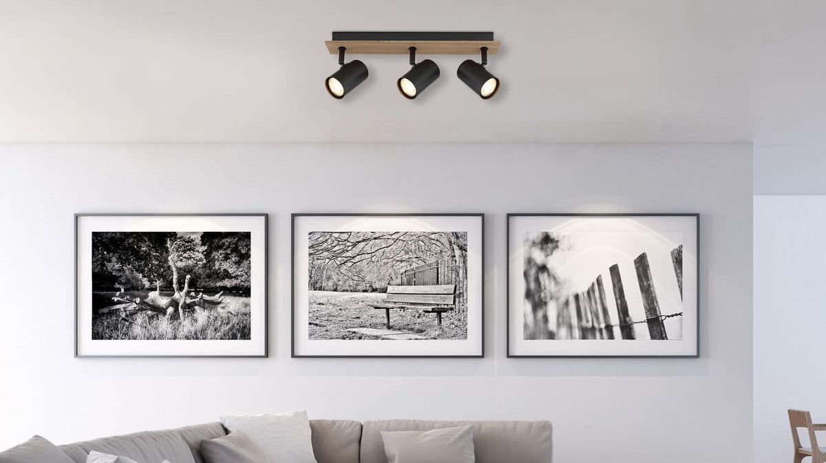 Mise en ambiance du luminaire au plafond au-dessus de trois cadres noirs