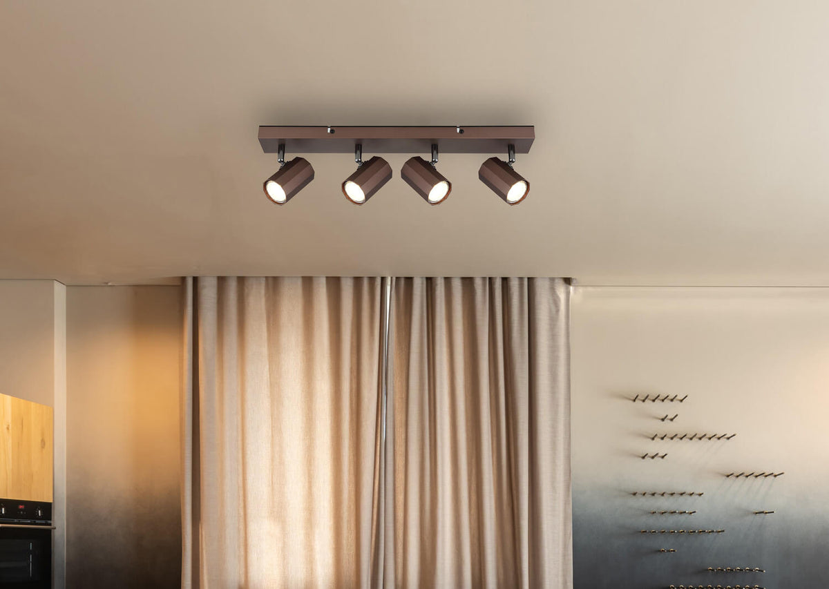 Mise en ambiance du spot monté au plafond dans un intérieur avec rideaux clairs.