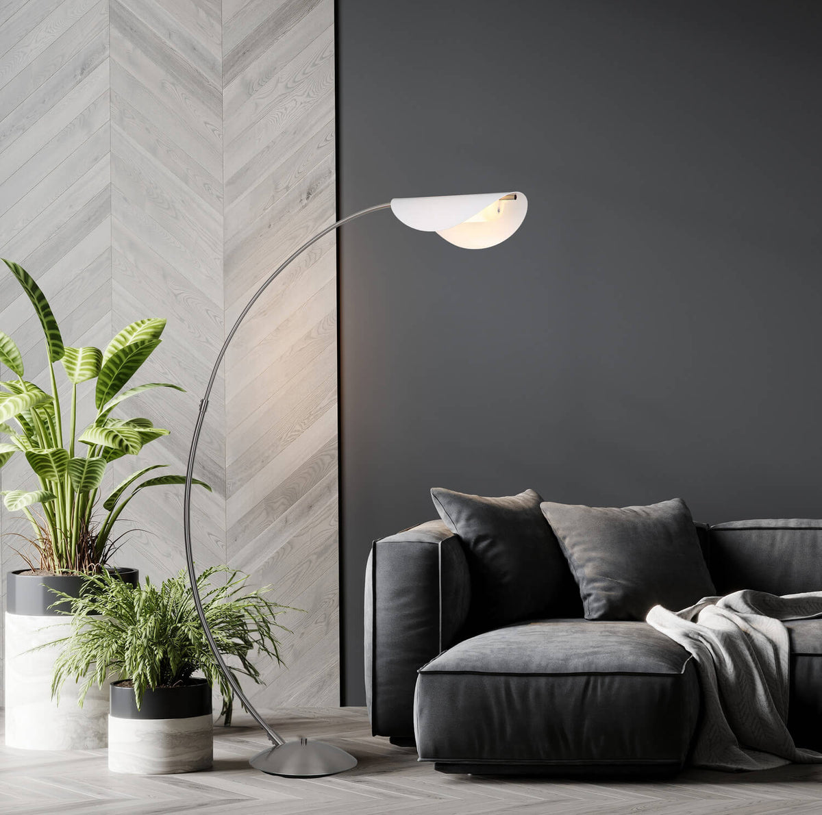 Mise en ambiance dans un salon moderne : lampadaire allumé près d'un canapé et de plantes.