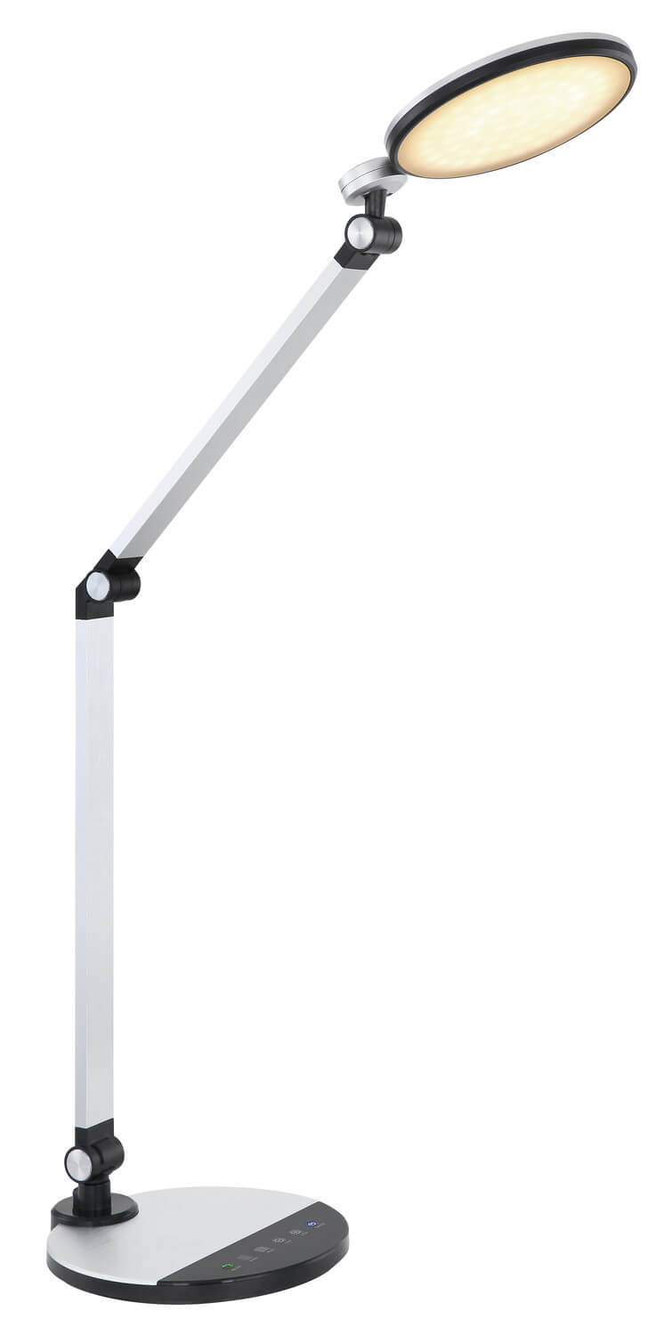 Lampe de bureau allumée, lumière chaude, orientable, présentée sur fond blanc.