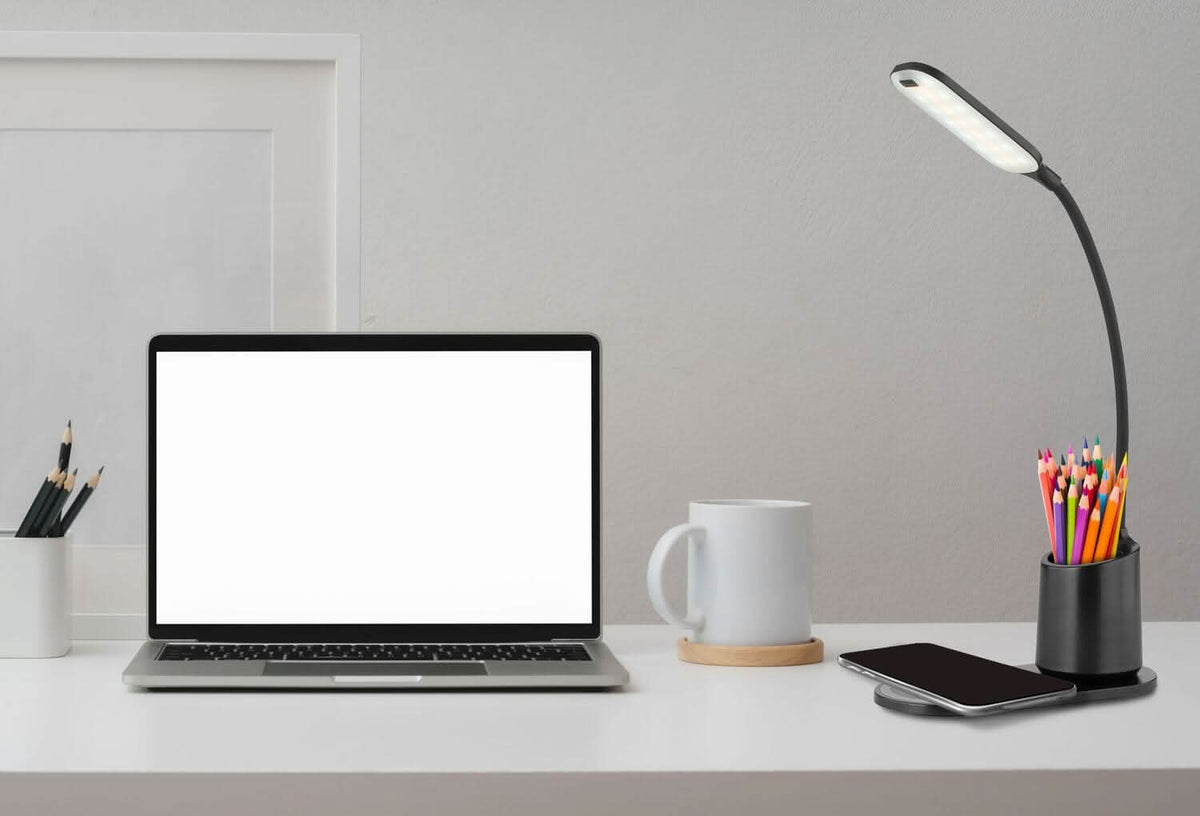 Mise en ambiance sur un bureau, près d'un ordinateur portable et d'un mug