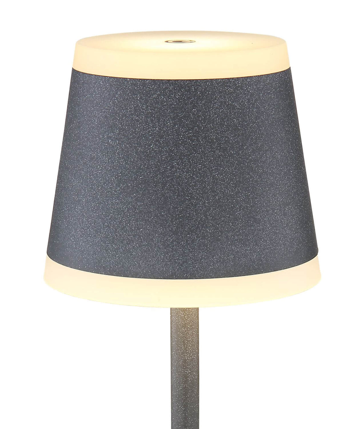 Gros plan sur l'abat-jour gris moucheté, liseré ivoire et bouton central sur le dessus.