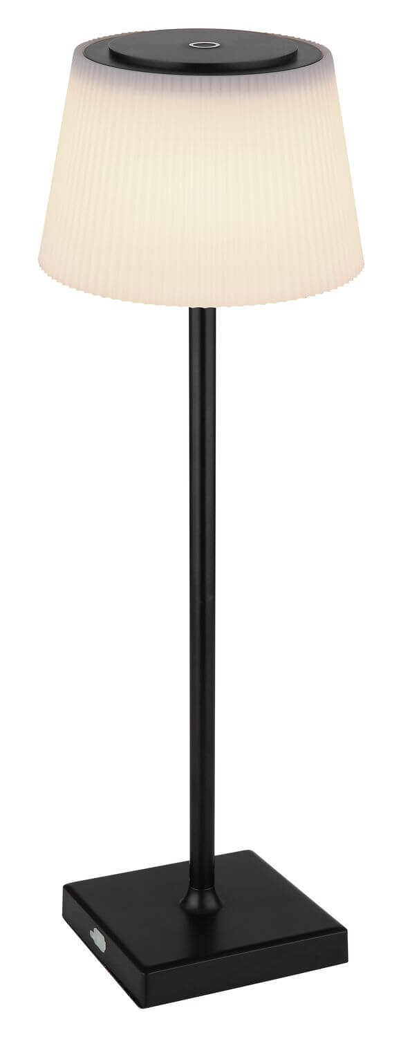 Lampe allumée avec abat-jour ivoire plissé et embase carrée, fond neutre