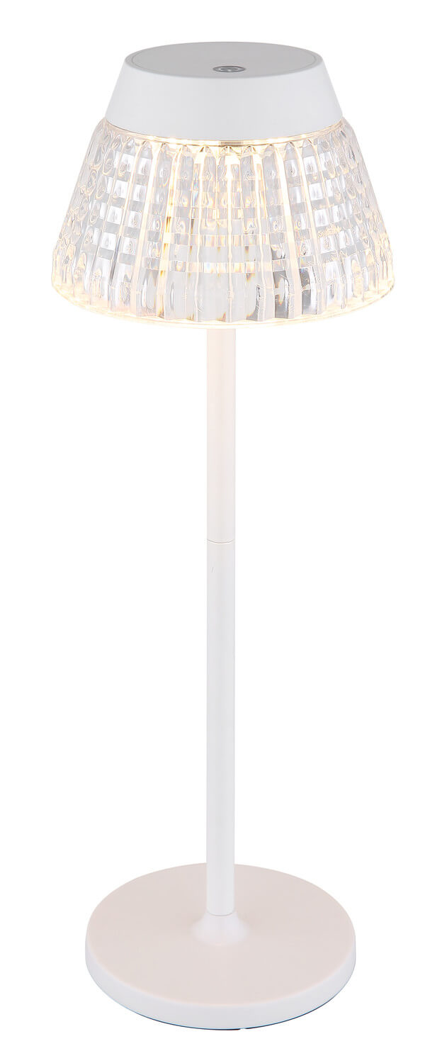 Vue en légère contre-plongée montrant l'abat-jour allumé et le pied cylindrique blanc