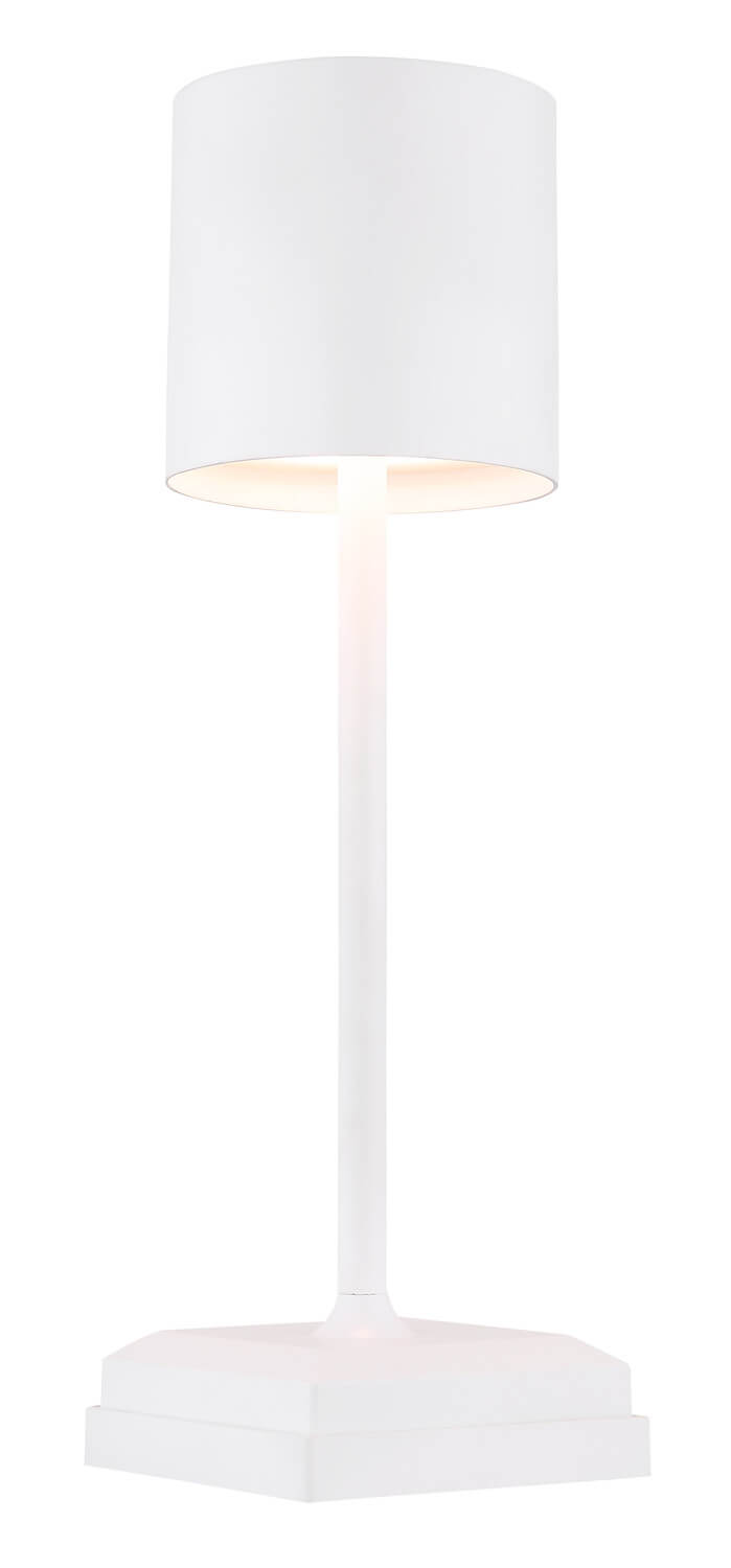 Lampe à poser blanche allumée, diffusant une lumière chaude sous son abat-jour cylindrique.