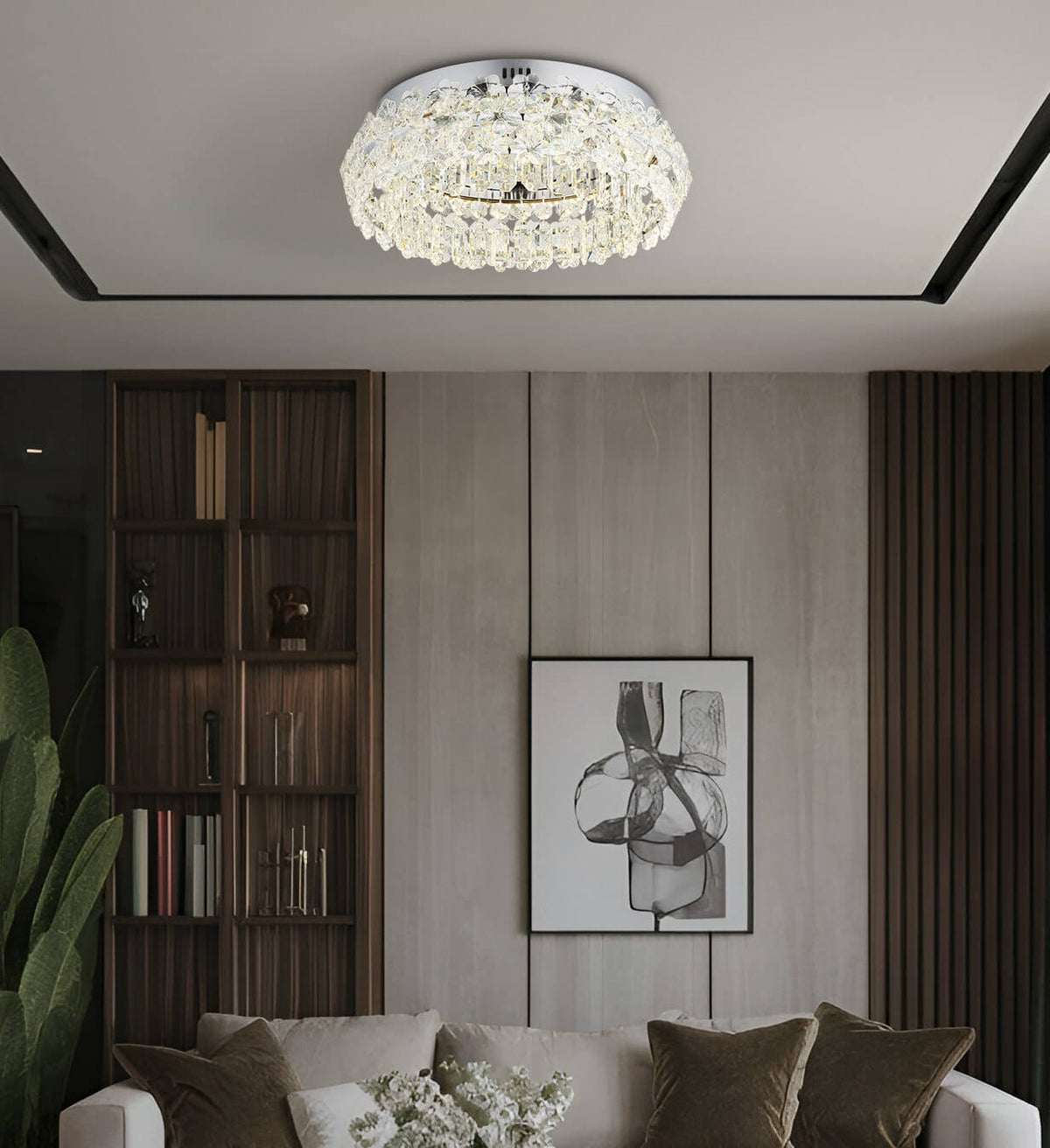 Mise en ambiance dans un salon moderne, luminaire allumé fixé au plafond au-dessus du canapé.