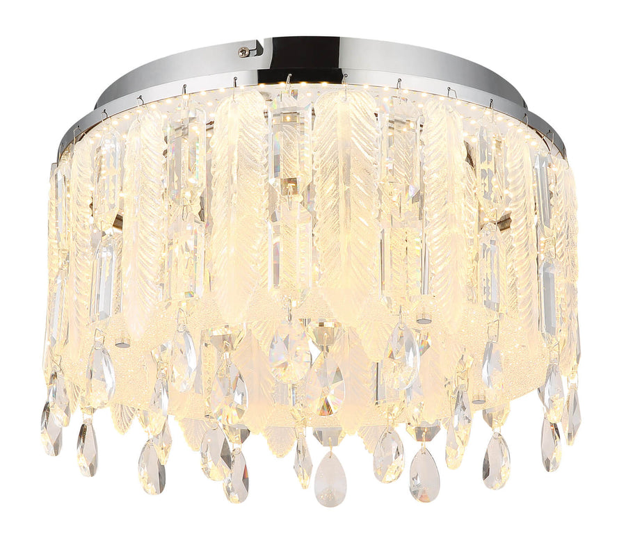 Plafonnier illuminé diffusant une lumière chaude à travers les prismes de cristal