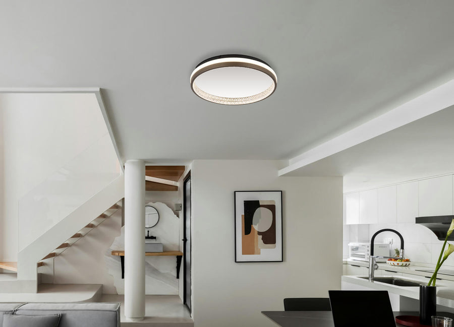 Plafonnier installé au plafond d un intérieur blanc, vue en situation réelle