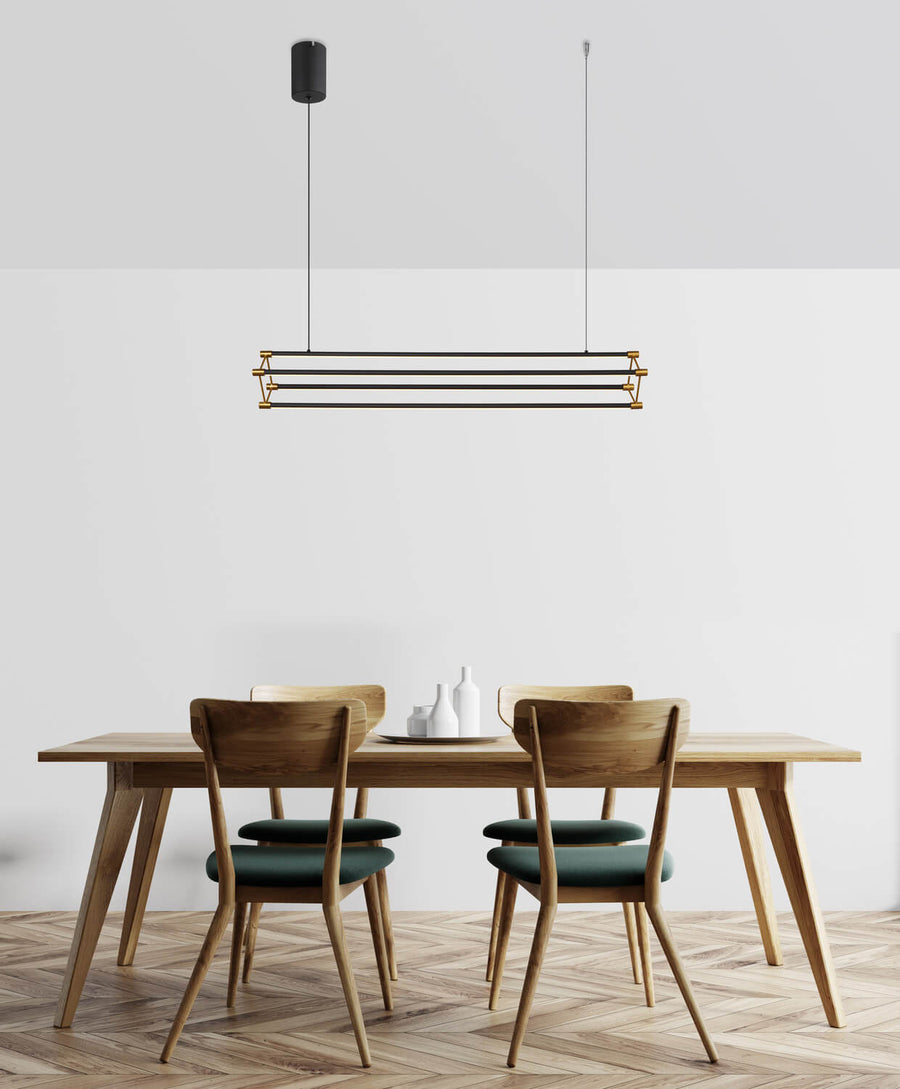 Luminaire installé au-dessus d'une table à manger en bois dans une pièce claire