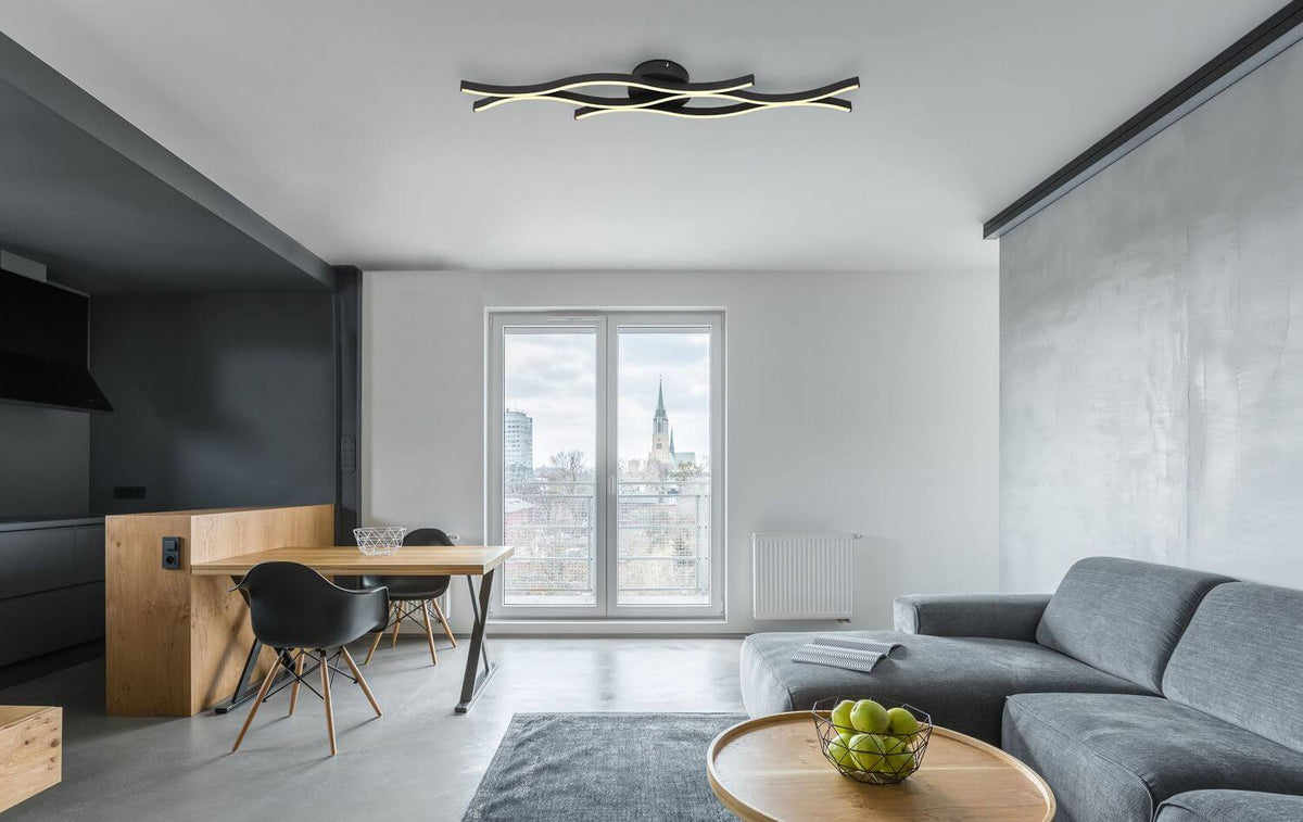 Mise en ambiance du plafonnier allumé dans un séjour moderne et épuré