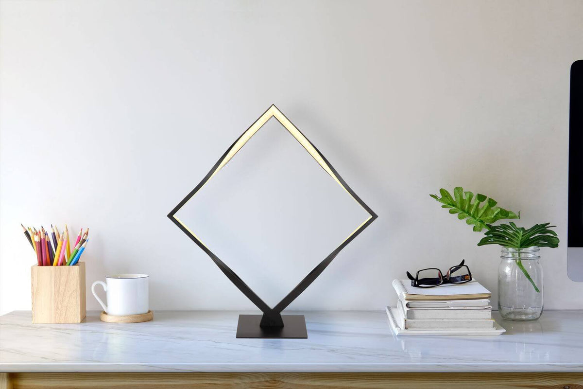Mise en ambiance de la lampe posée sur un bureau avec fournitures et plante