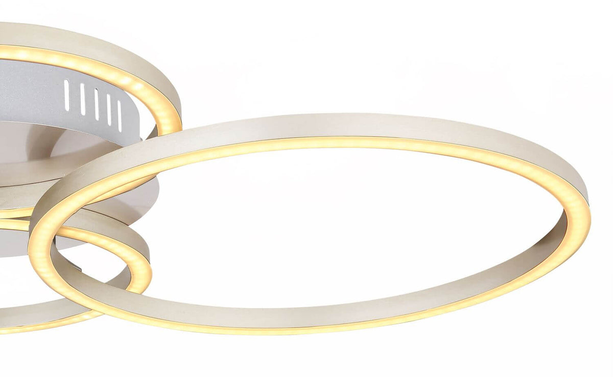 Gros plan sur la finition nickel et le ruban LED des anneaux.